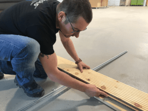 Innenausbau mit Holz an Boden, Wänden und Decke: Werkstattleiter zeigt Akustik Aufbau
