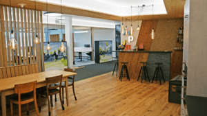 Innenausbau mit Holz an Boden, Wänden und Decke: Pausenraum mit Bar